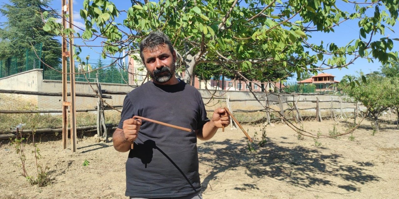 Bakır çubuklarla suyun izini sürüyor