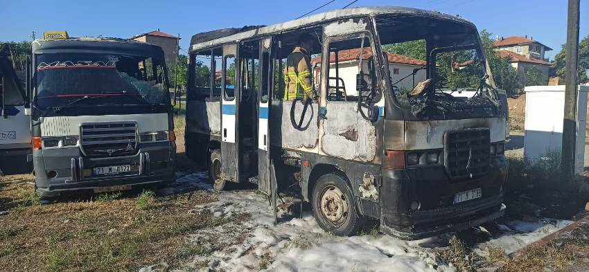 Park halindeki iki yolcu minibüsünde yangın