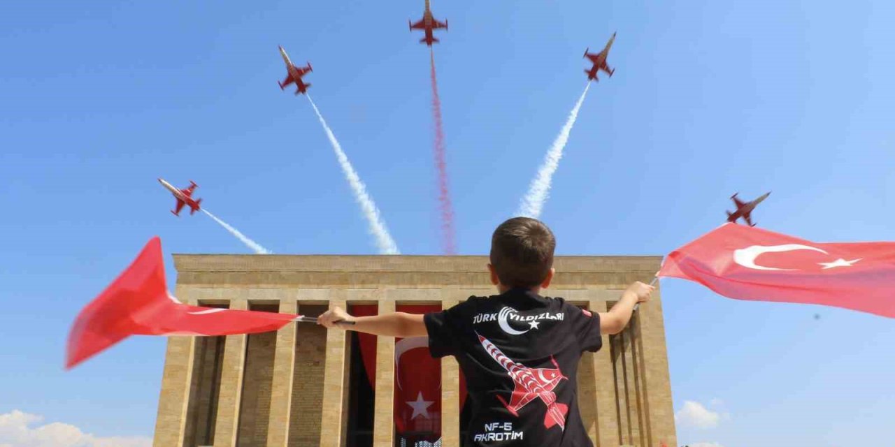 Türk Yıldızları’ndan 30 Ağustos’a özel Anıtkabir saygı uçuşu