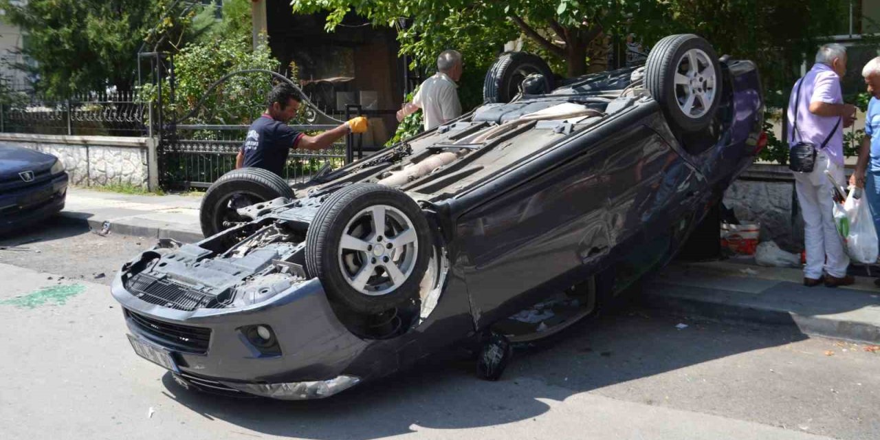 Ankara’da kontrolden çıkan otomobil yayaya çarpıp takla attı: 2 yaralı