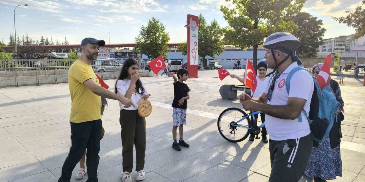 Askerlerin cephede tükettiği kuru ekmeği dağıttılar