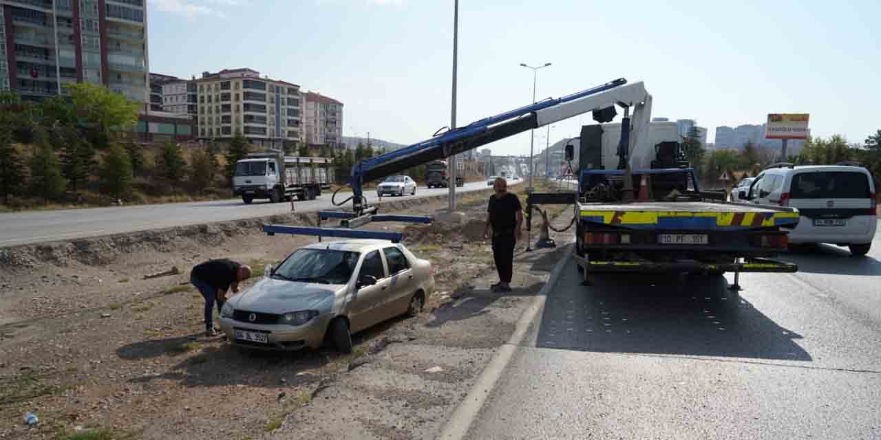 Kırıkkale'de otomobil orta refüje devrildi