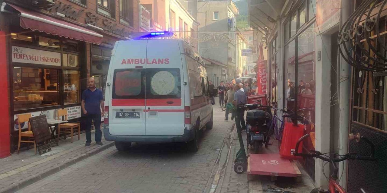 Kavga sırasında kırılan cam sokaktan geçen engelli gencin üzerine düştü