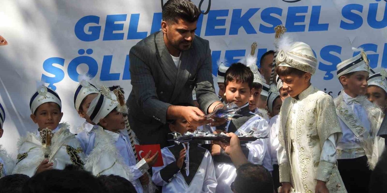 82 çocuk toplu sünnet edildi: Belediye başkanının makam aracı sünnet arabası oldu