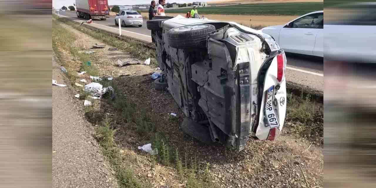 Otomobil refüje devrildi, 1'i bebek 5 kişi yaralandı