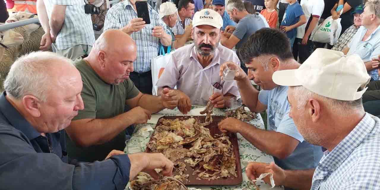 Bu da oğlak yeme yarışması: 10 kilo oğlağı çiğnemeden yediler