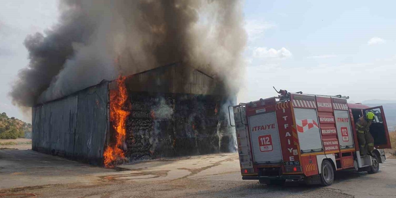 Balıkesir Susurluk’ta yangın: Saman deposu yok oldu