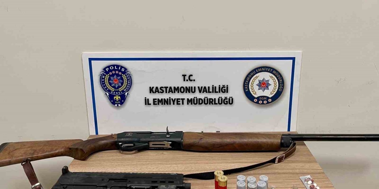 Polisin durdurduğu araçtan "Uzi" çıktı: 2 gözaltı