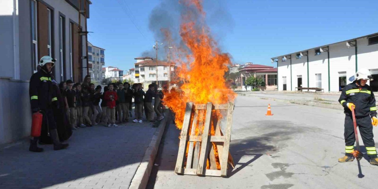 Yozgat’ta öğrencilere yangına müdahale eğitimi verildi