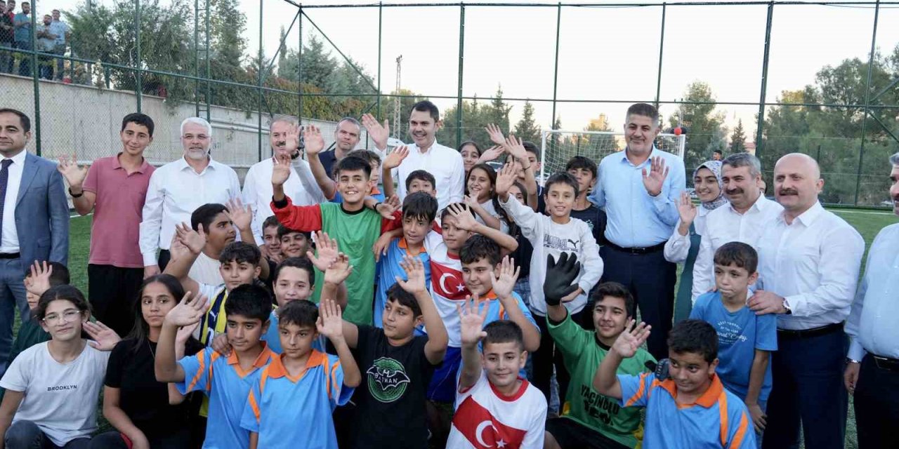 Bakan Kurum, halı saha sözünü yerine getirdiği çocuklarla futbol oynadı