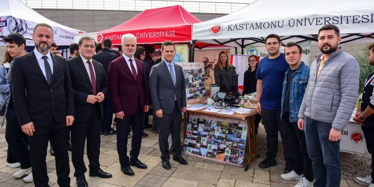 Rektör Topal, öğrenci stantlarını ziyaret etti