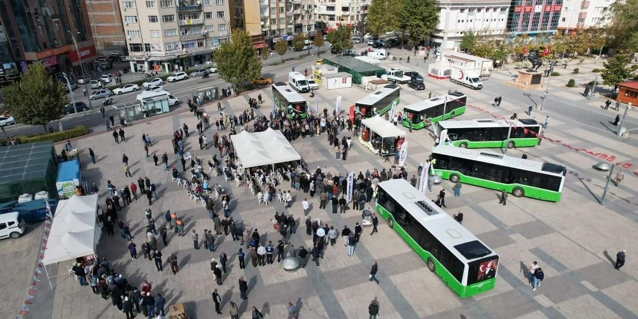 Basın toplantısında tramvay vaadini açıkladı, halk otobüsü kiraladı