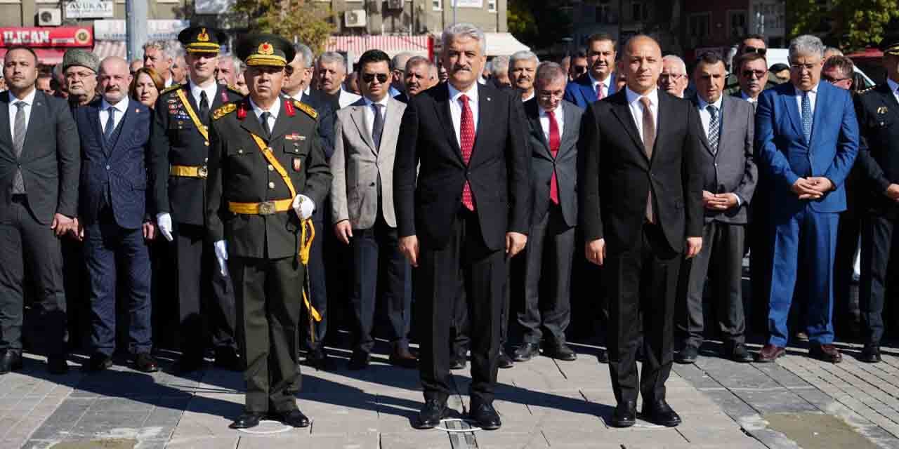 Cumhuriyet Bayramı töreninde çelenkler sunuldu