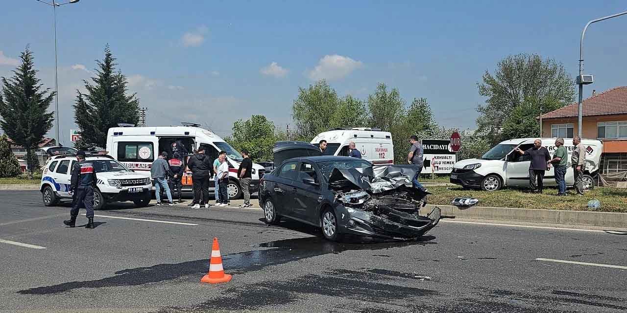 Başkentte otomobil hafif ticari araca çarptı: 3 yaralı