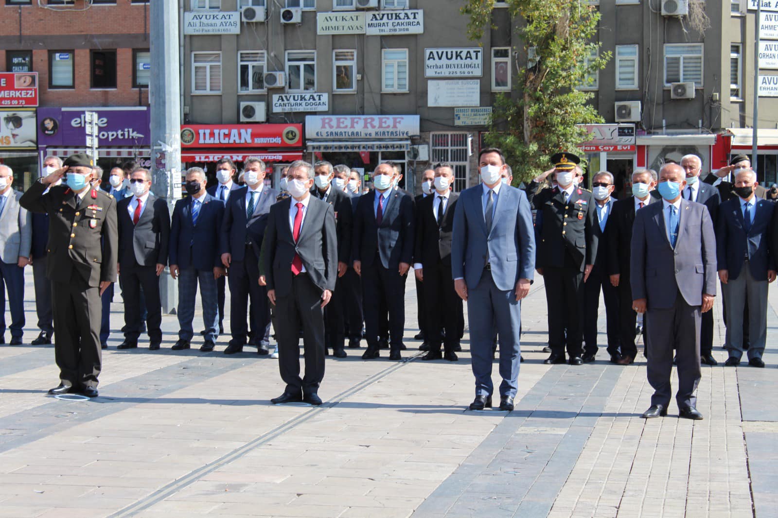 Hür yaşıyorsak şehit ve gazilerimize borçluyuz