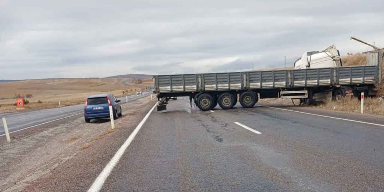 Yoldan çıkan tır trafiği kapadı