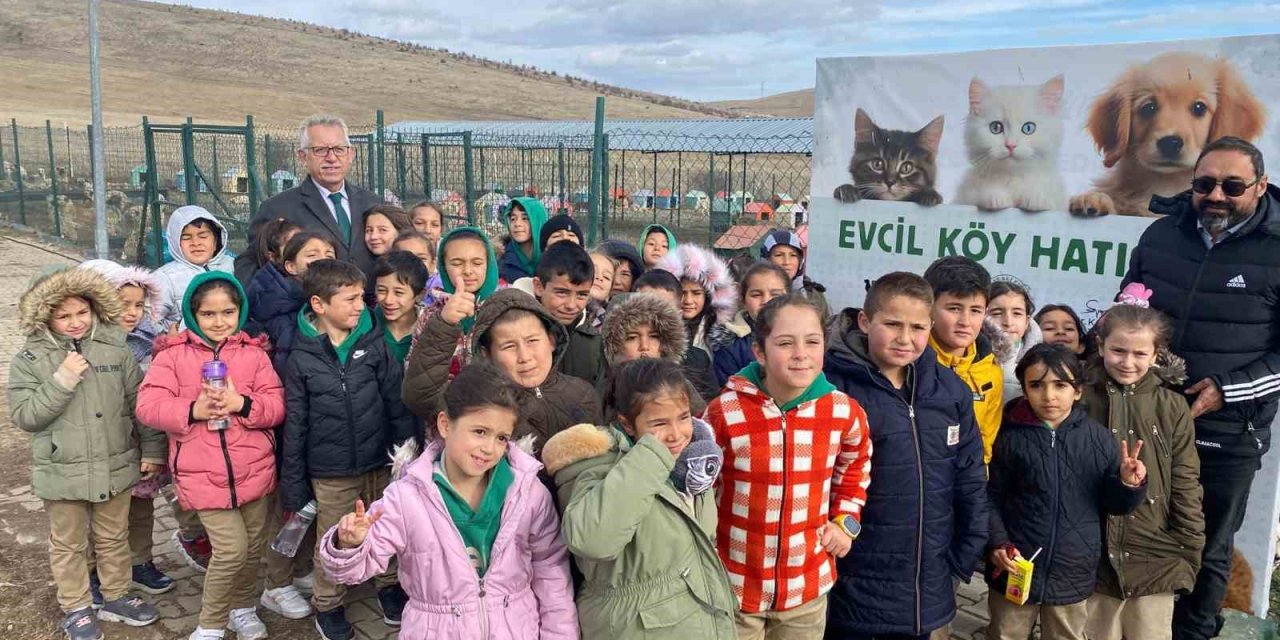 Yozgat’taki Evcil Köy’de çocuklar ve gençler, patili dostlarla buluştu