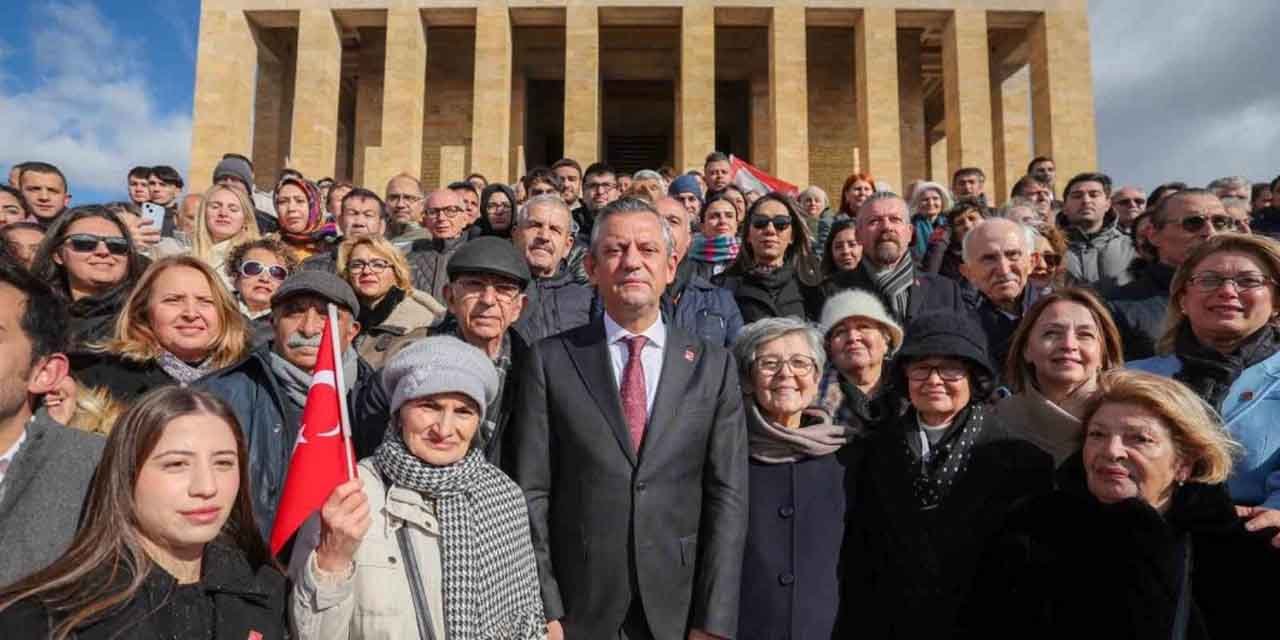 Özel, Öğretmenlerle birlikte Anıtkabir’i ziyaret etti