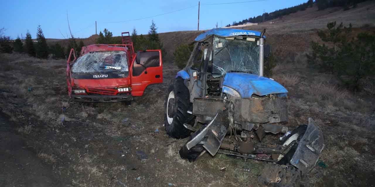 Kırıkkale’de traktör taşıyan kamyonet takla attı