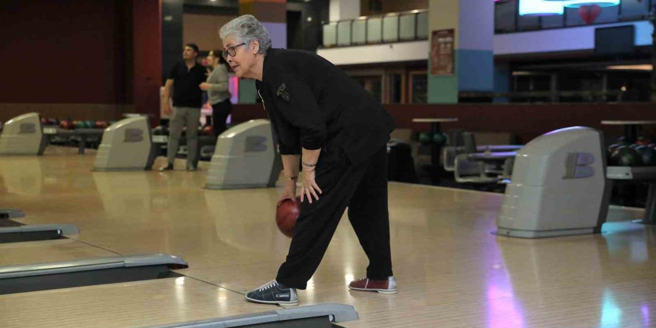 Huzurevi sakinleri bowling ile eğlendi