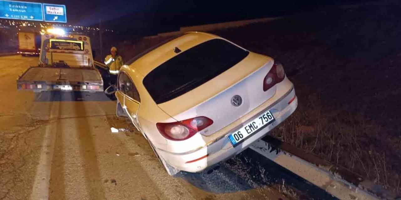 Elmadağ girişinde kontrolden çıkan otomobil bariyerlere çıktı