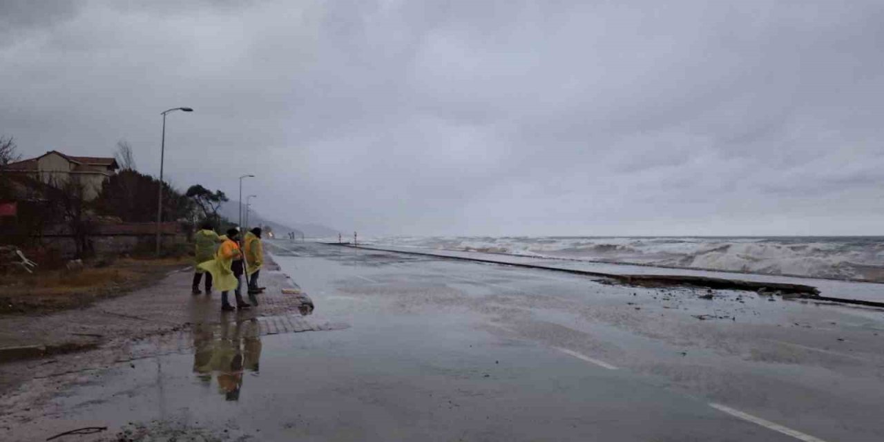 Dev dalgalar sahili dövdü, deniz yola taştı