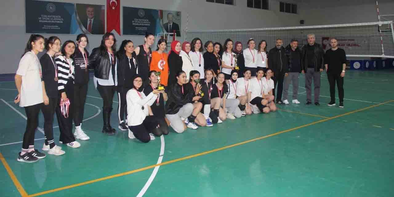 Kız yurtları voleybol turnuvası sona erdi