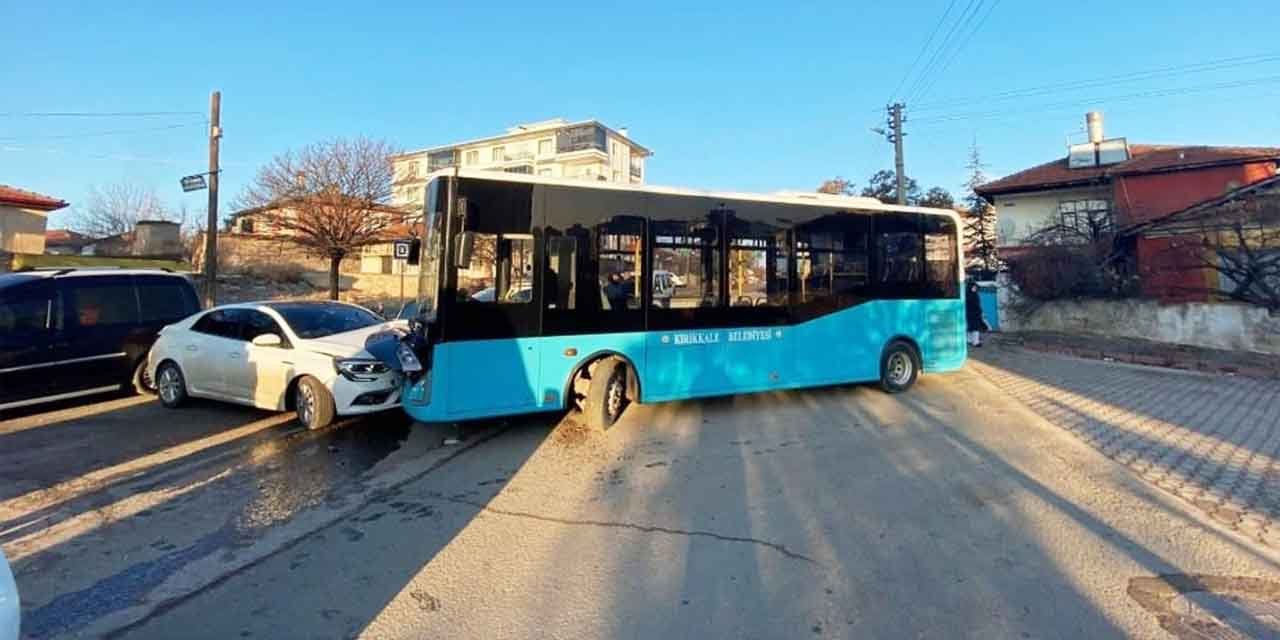 Kaletepe'de halk otobüsü ile otomobil çarpıştı