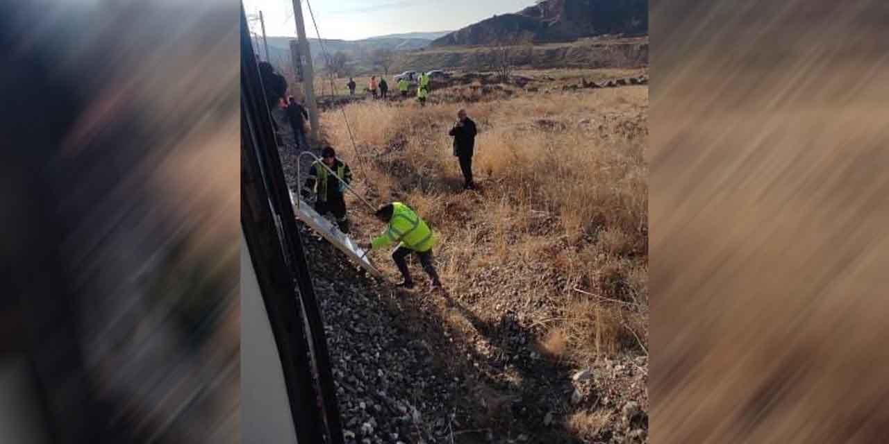 Ankara’da yolcu treni raylara düşen kayaya çarptı