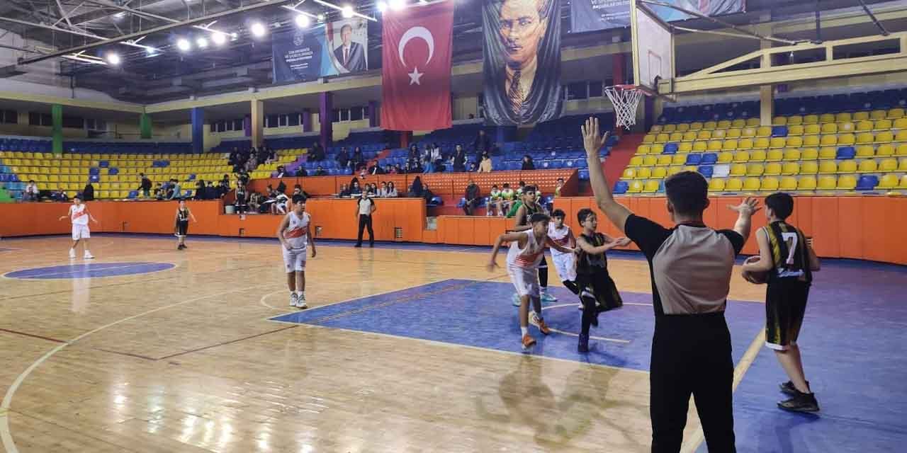 Geleceğin basketçileri mücadele ediyor