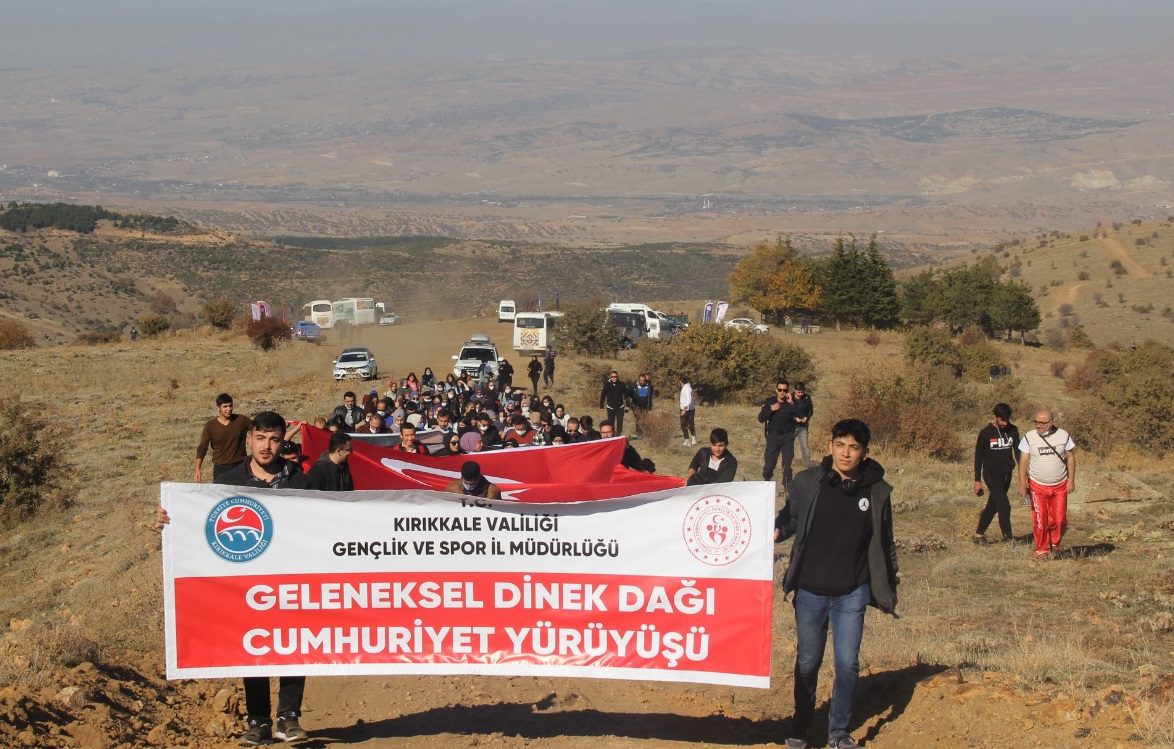 Geleneksel Dinek Dağı Cumhuriyet Yürüyüşü yapıldı