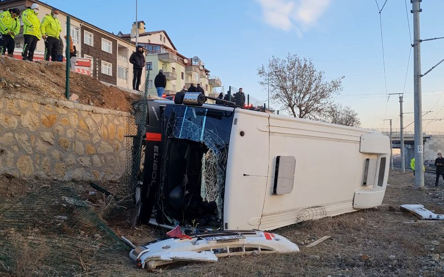 İşçi servisi kaldırımı aşçı tren yolu kenarına düştü