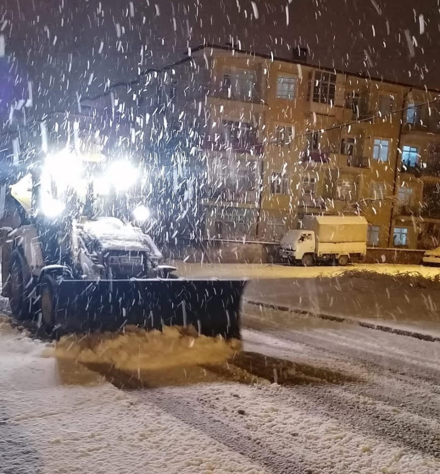 Belediye ekiplerinden kar mesaisi