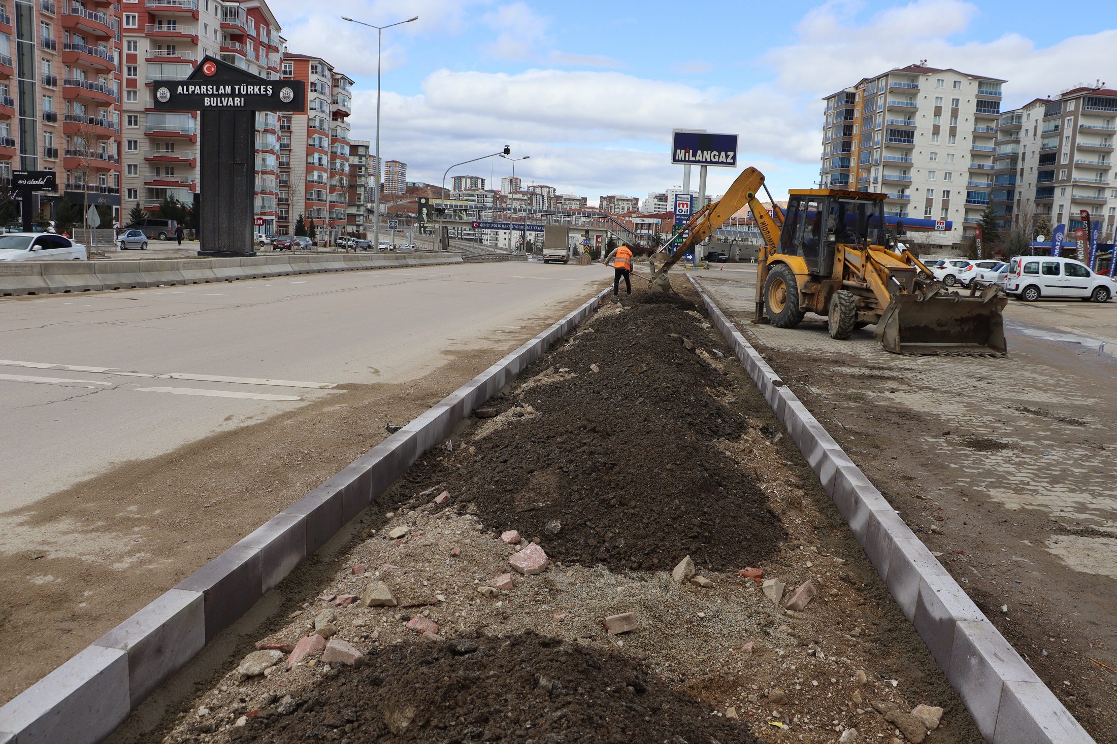 ALPARSLAN TÜRKEŞ BULVARINA YÜRÜYÜŞ YOLU