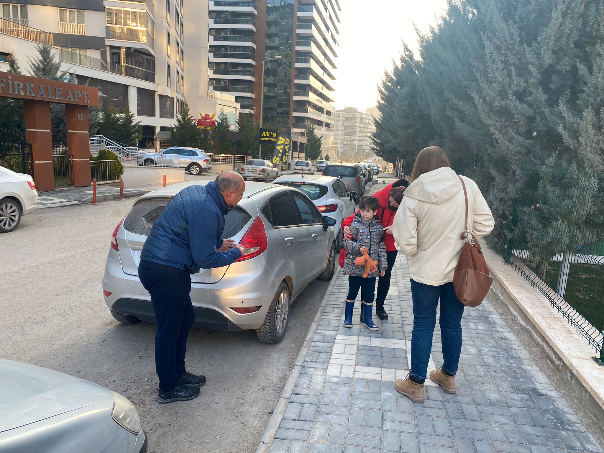 Hizmetleri yerinde inceliyor, halkın taleplerini alıyor