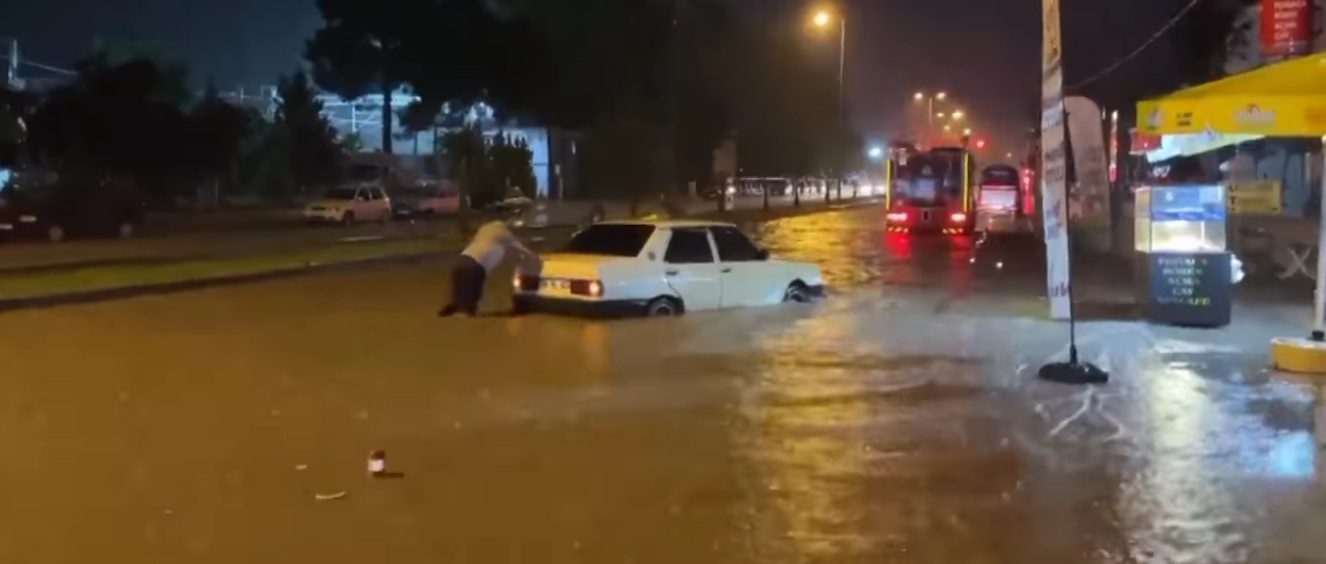 Şiddetli yağmur yaşamı olumsuz etkiledi