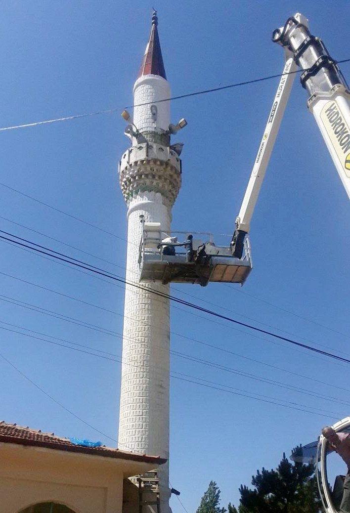 Hayırseverin girişimi ile cami minaresi boyandı