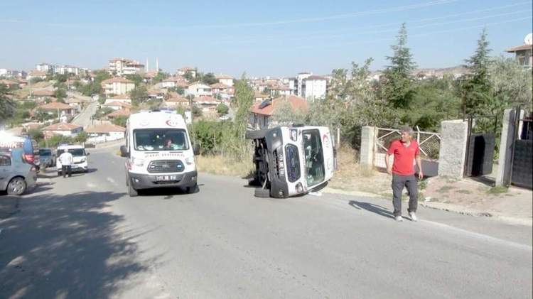 AMBULANSLA OTOMOBİL ÇARPIŞTI