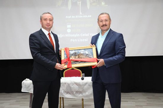 Rektör Aslan Ağrı’da konferans verdi