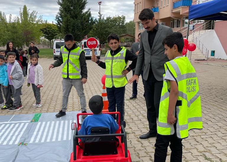 İlköğretim öğrencilerine trafik eğitimi