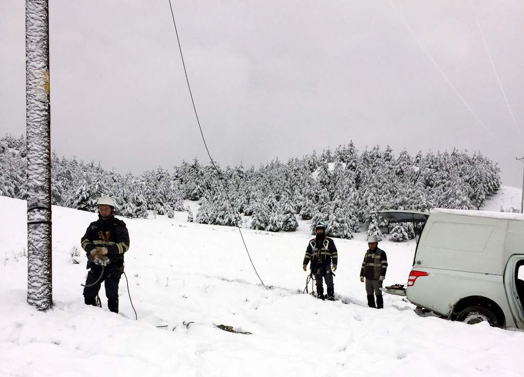 Başkent EDAŞ kış şartlarında çalışmalara devam ediyor