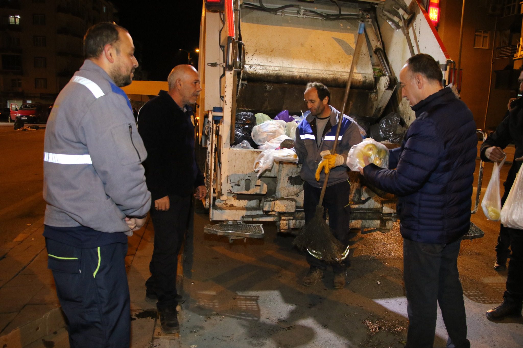 Gece vardiyasında çalışanlara Başkan Saygılı’dan ziyaret