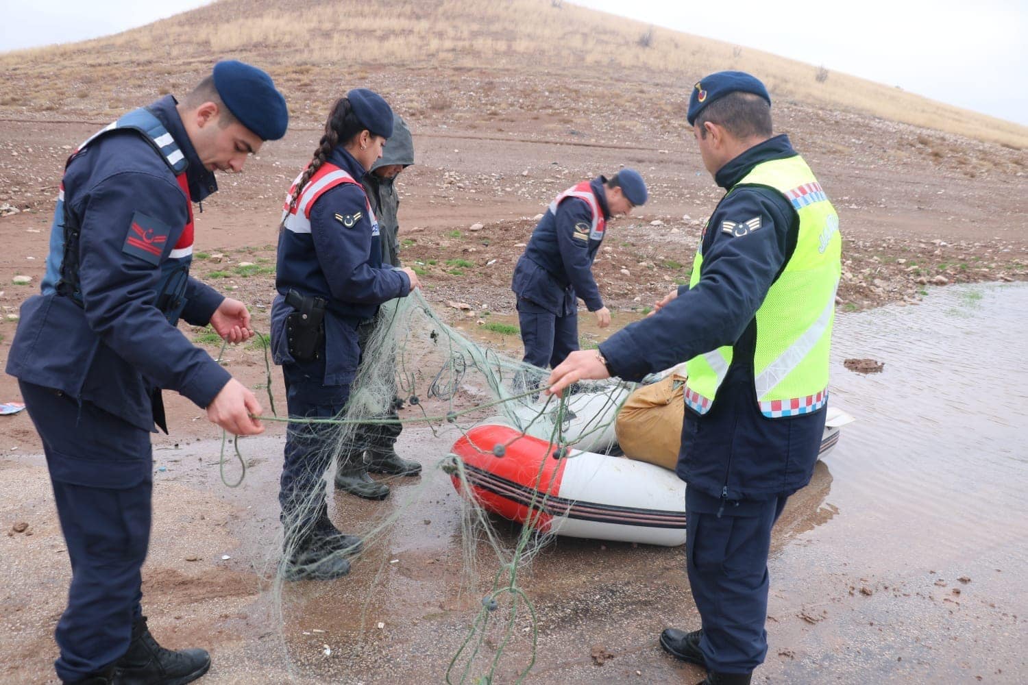 Baraj gölünde ağ ile balık tutanlara ceza