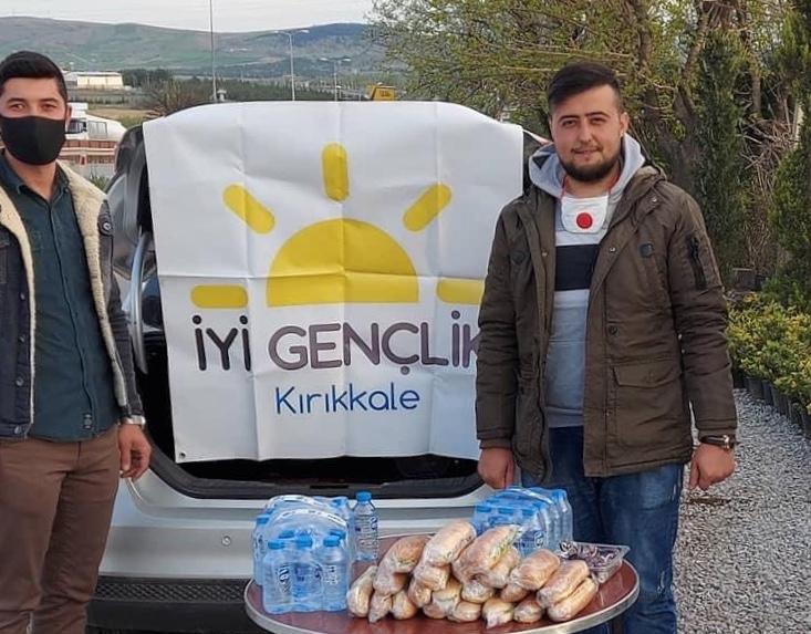 İYİ Gençlik Kumanya Dağıttı