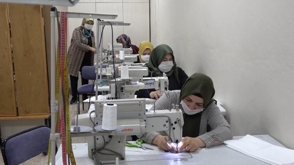 Kırıkkale’de Gönüllü Kadınlar Maske Üretiyor