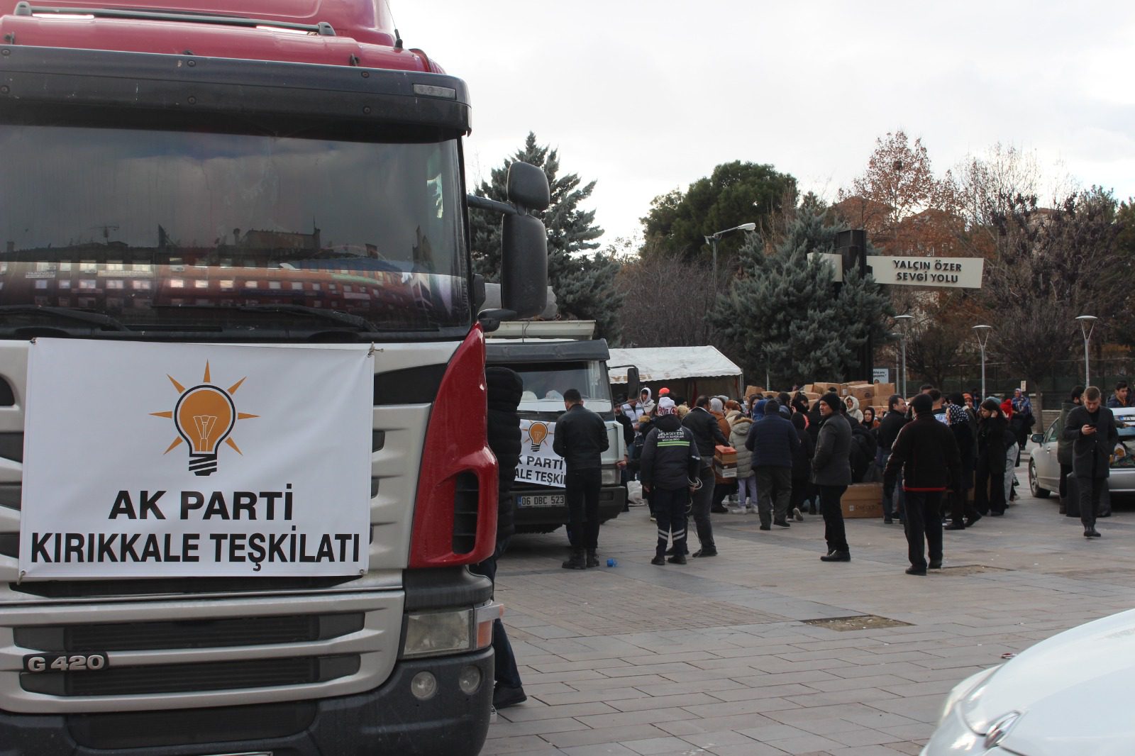 AK PARTİ’DEN 10 TIR İHTİYAÇ MALZEMESİ