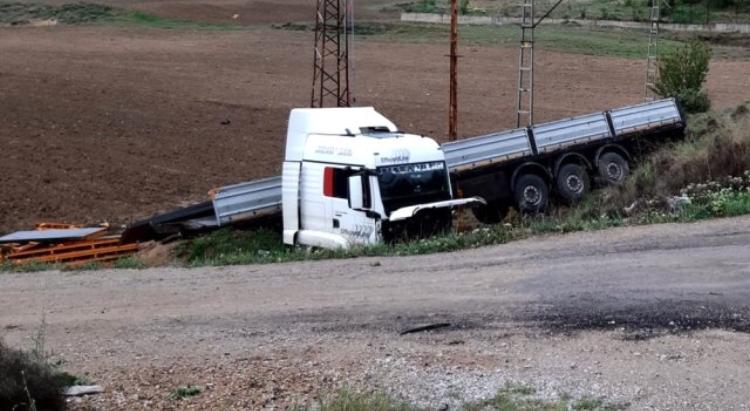 Tarlaya devrilen tırın sürücüsü yaralandı