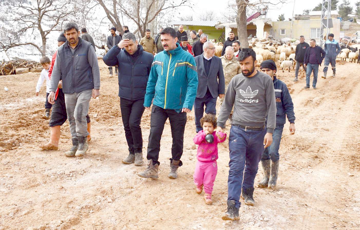 VALİ TEKBIYIKOĞLU DEPREMDEN ZARAR GÖREN KÖYLERİ ZİYARET ETTİ