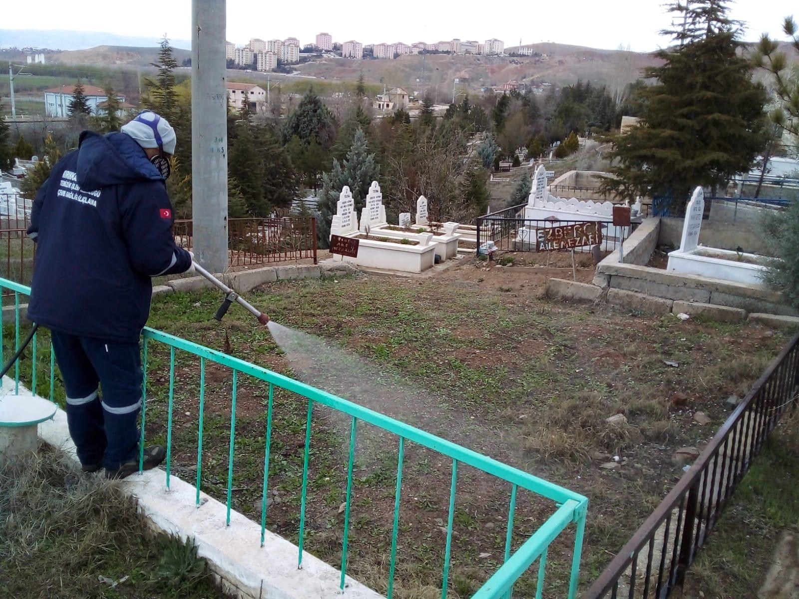 Mezarlıklarda yabani ot mücadelesi