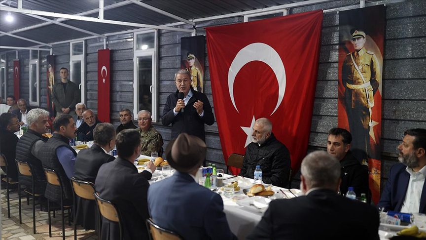 Bakan Akar Hatay'da kanaat önderleriyle bir araya geldi